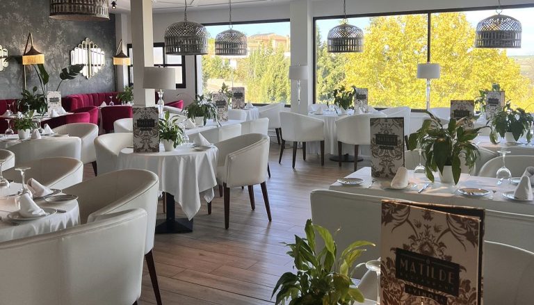 Comedor del Restaurante Matilde con mesas vestidas y grandes ventanales